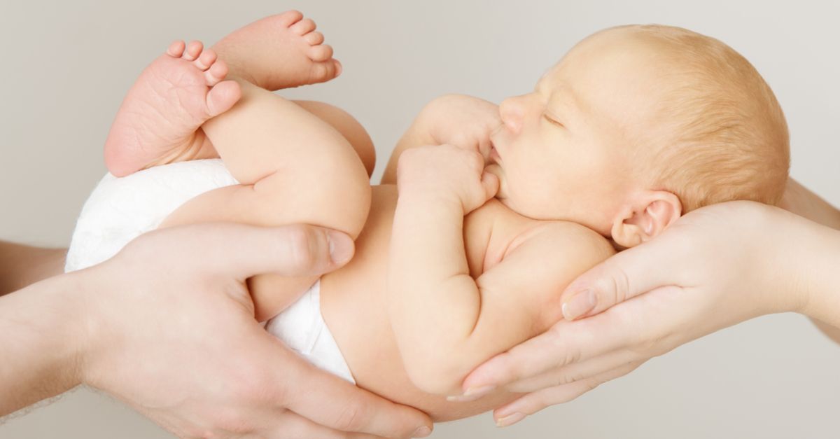 Hände halten Neugeborenes