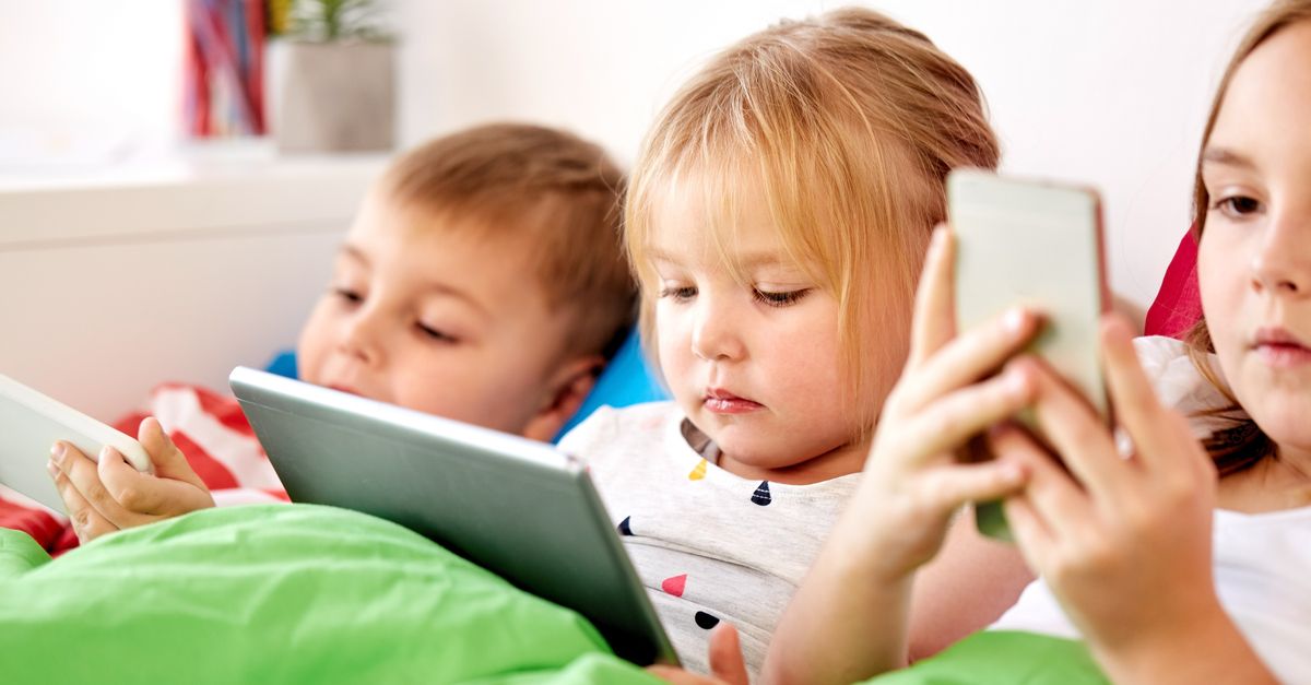 Kleine Kinder mit Tablet und Smartphones