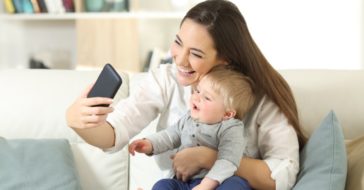 Baby und Mama Selfie