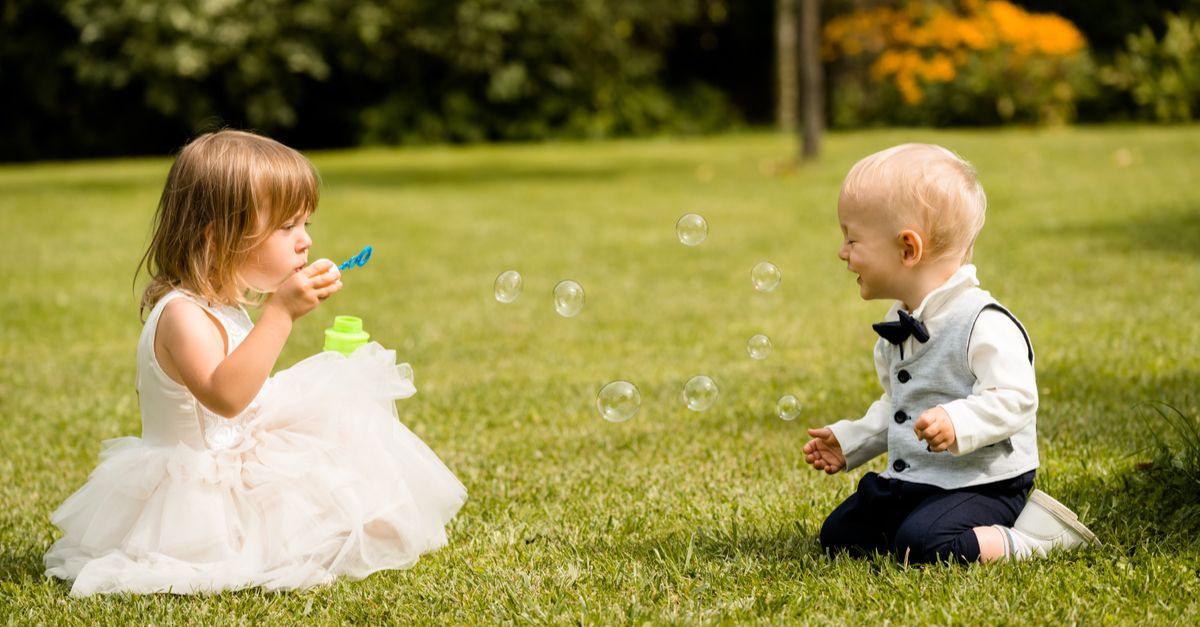 Kleine Kinder spielen Seifenblasen