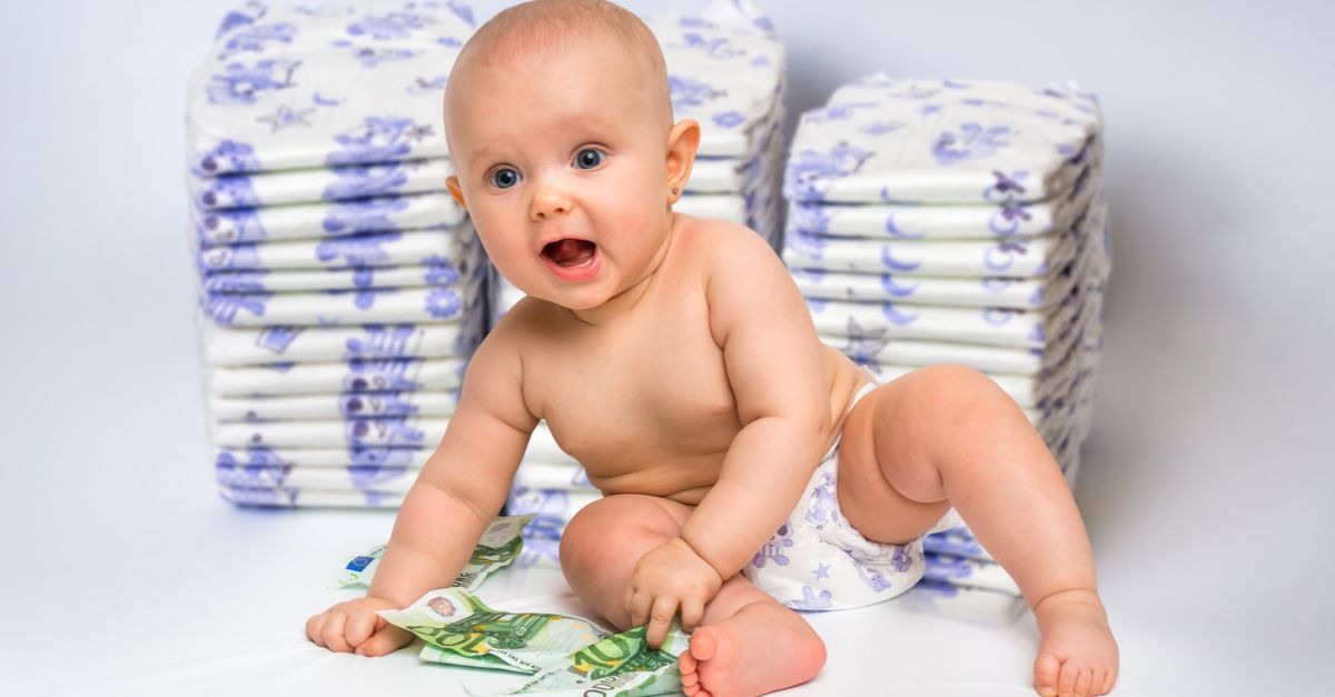 Baby spiel mit Geld Windeln im Hintergrund