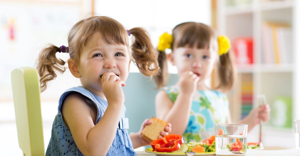 mädchen isst in kinderkrippe