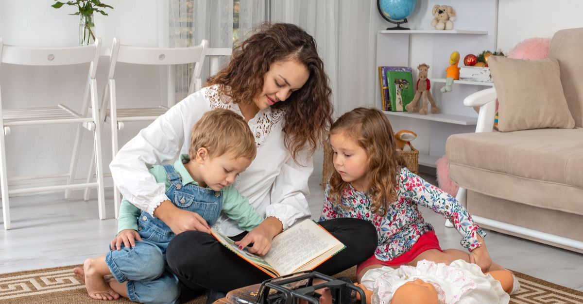 Kindermädchen mit Kindern am Lesen