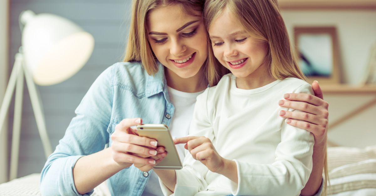 Mama und Kinder am Smartphone