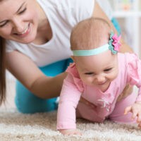 Krabbeln lernen: 4 Tipps für kleine Entdecker