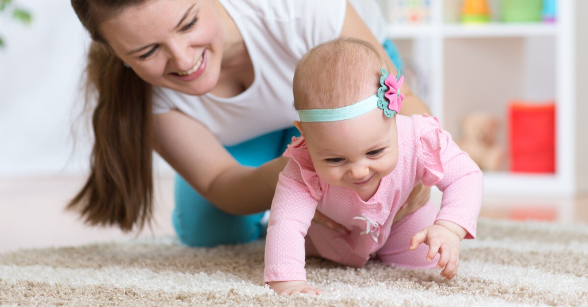 Baby wird beim Krabbeln gefördert