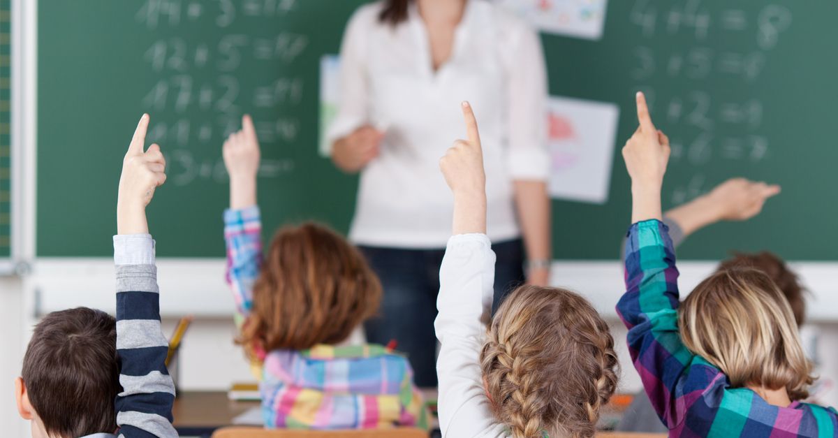 klassenzimmer kinder zeigen auf