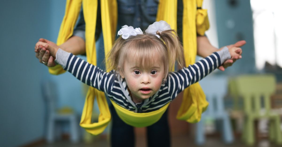 Mädchen Downsyndrom Air yoga