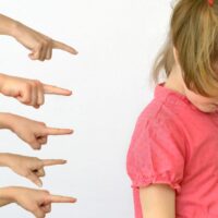 Wie Sie Mobbing in der Volksschule erkennen können