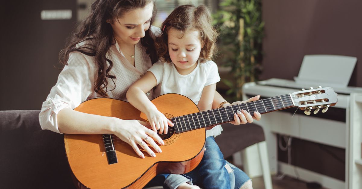 Mama und tochter spielen gitarre