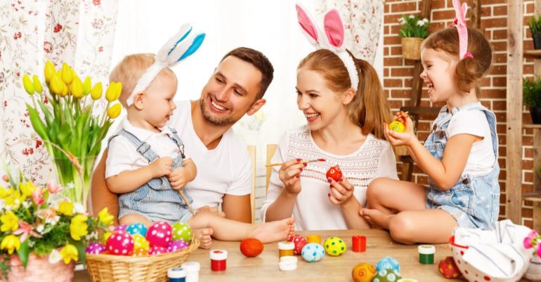 Familie bemalt Eier zu Ostern