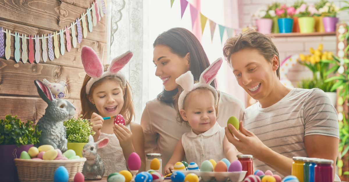 Familie feiert Ostern