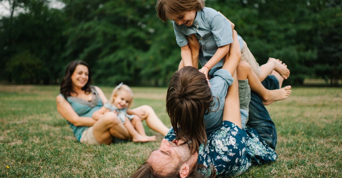 Familie tobt im Park