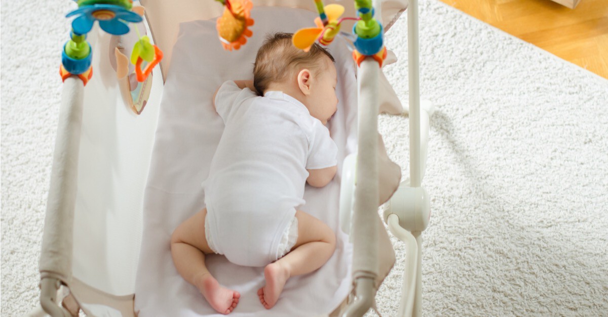 Baby schläft in kleinem Bett