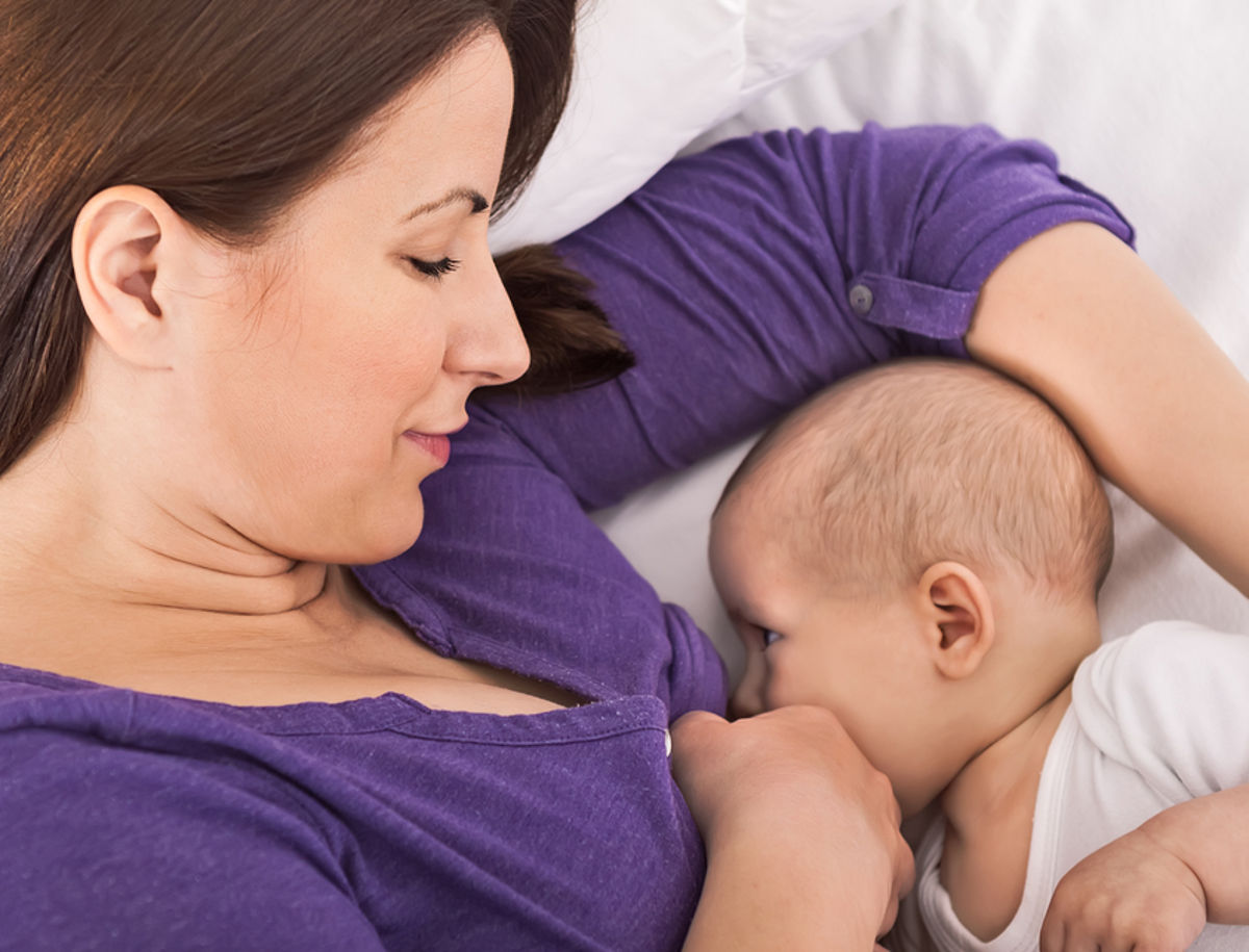 Baby stillt in richtiger Stillposition
