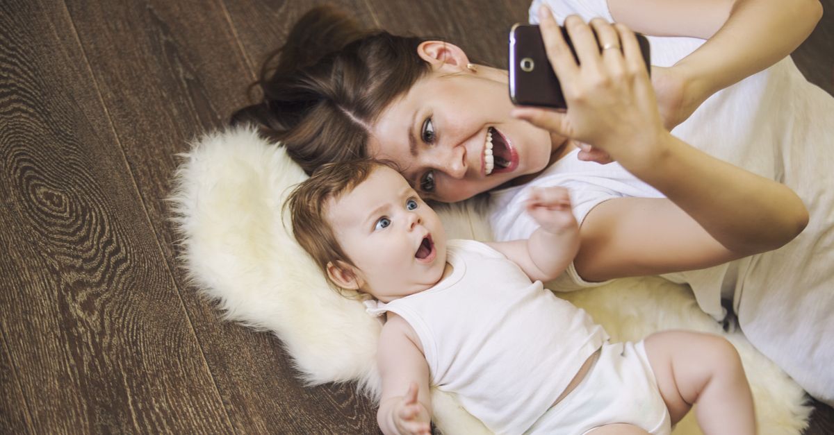 mama mit baby selfie