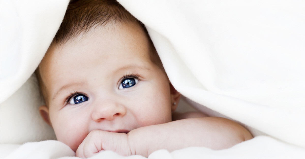 Babygesicht mit blauen Augen