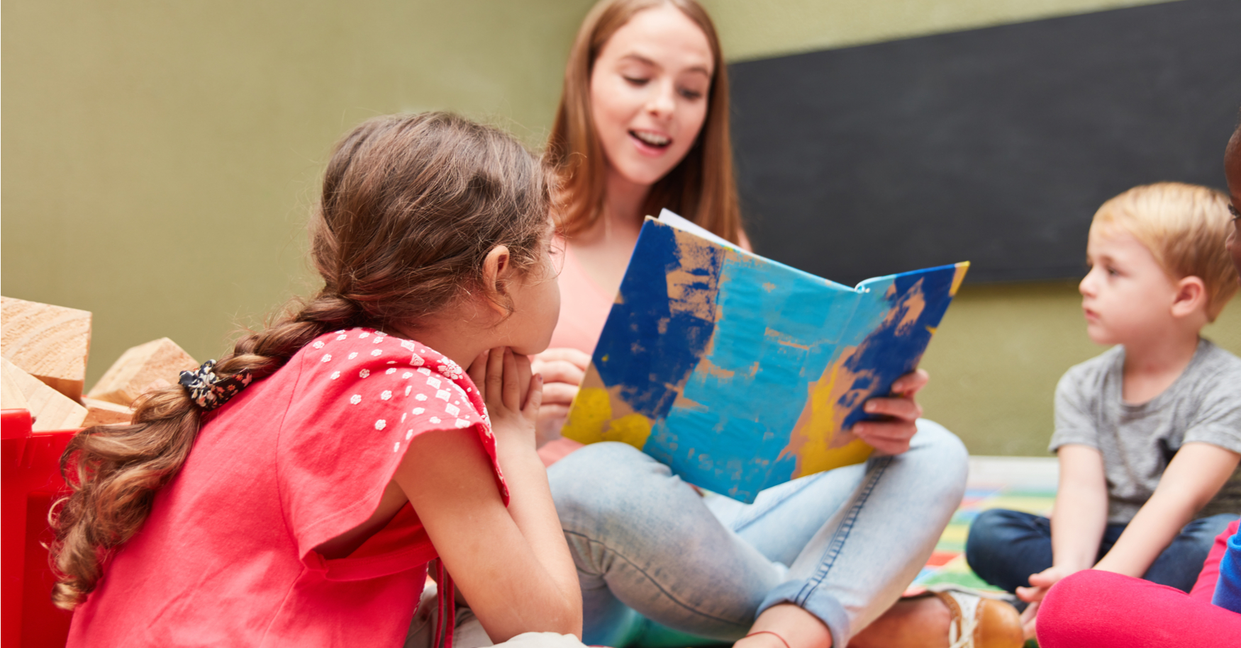 Tagesmutter liest Kindern vor