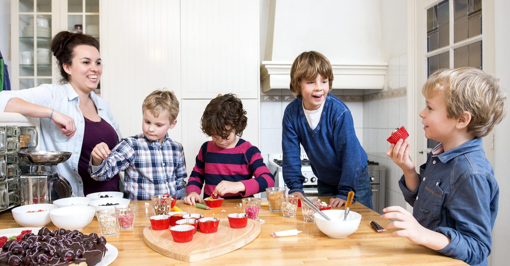 Au pair mit Kindern am Esstisch