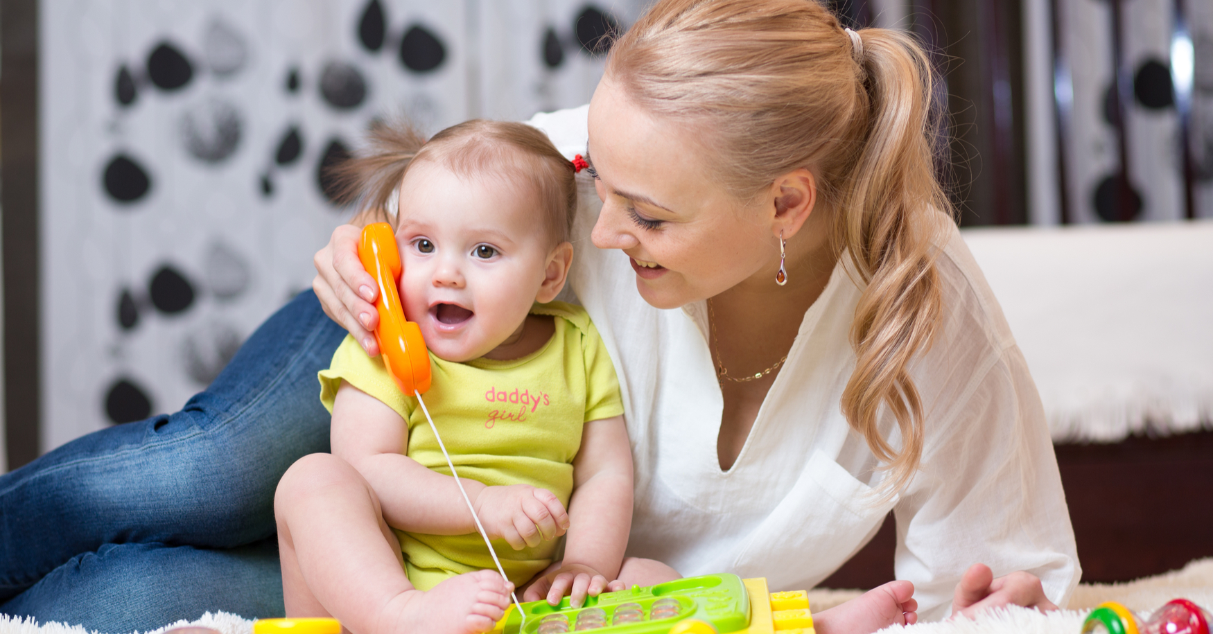 Mama und Kleinkind üben sprechen