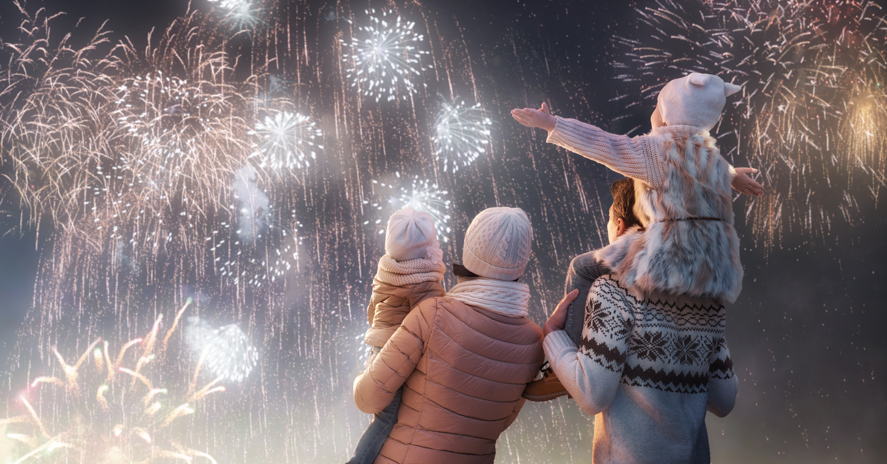Familie betrachtet Feuerwerk