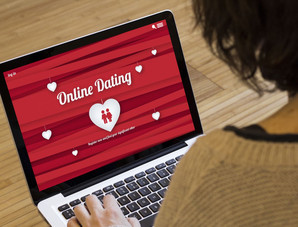 Frau probiert Online Dating am Laptop