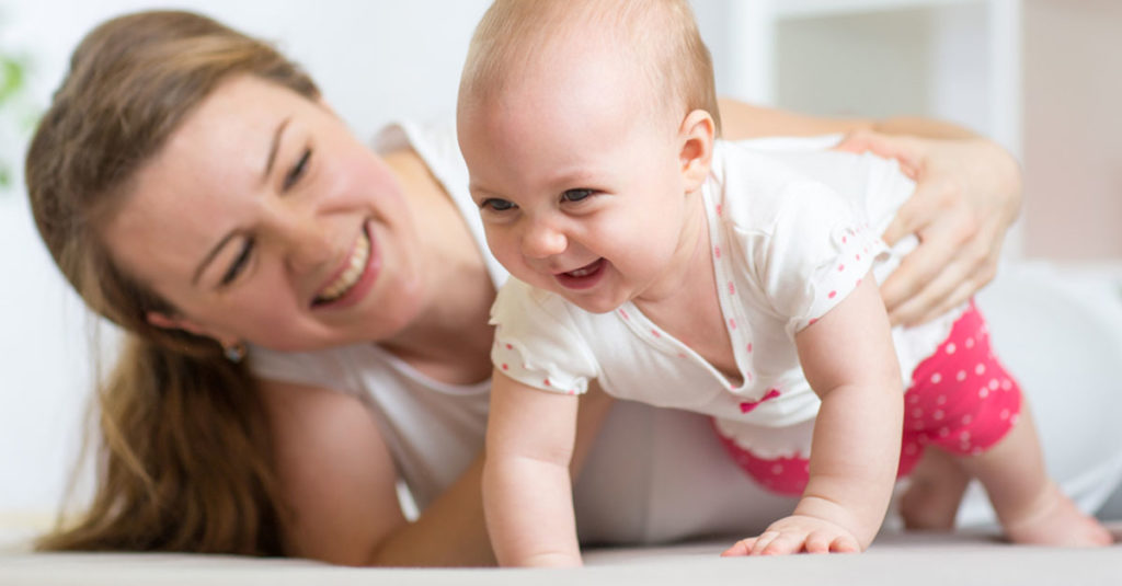 Baby beim Krabbeln fördern