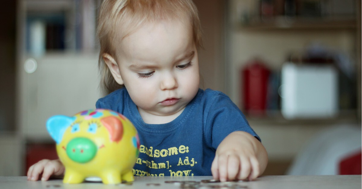 baby spart mit sparschwein