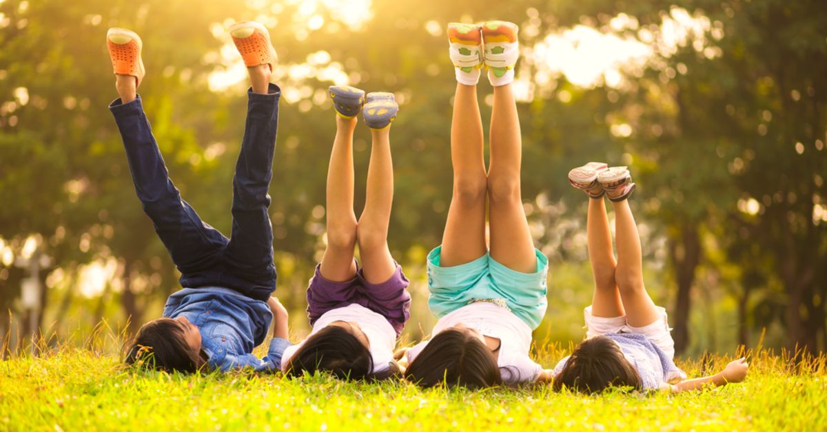 Familie spielt im Park