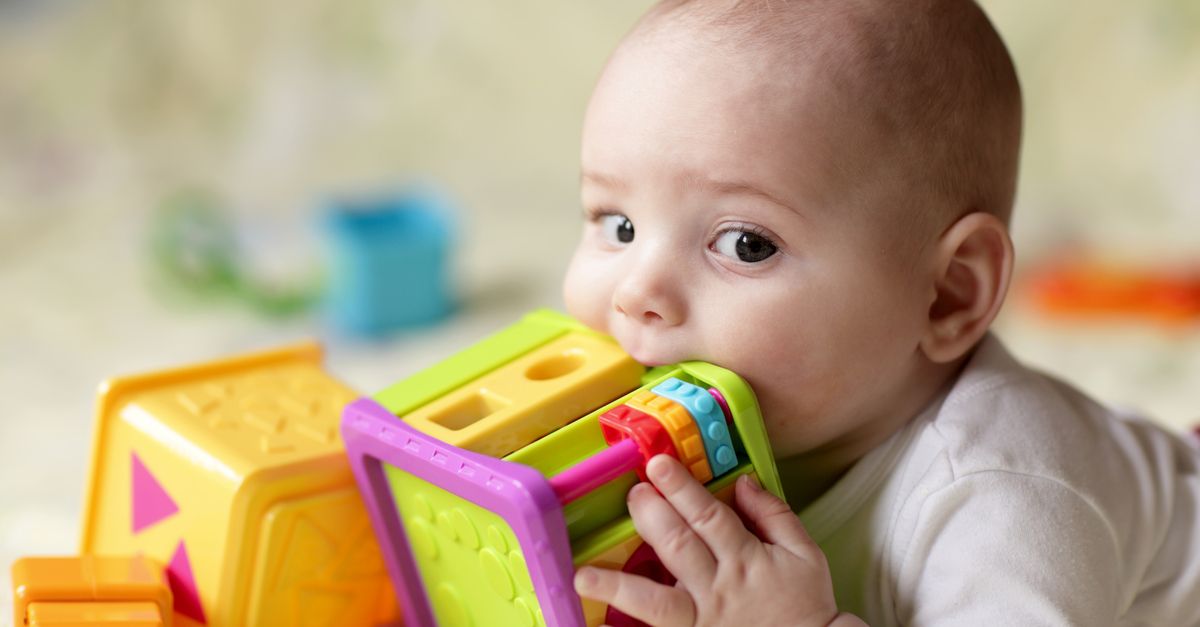 Baby kaut auf Spielzeug