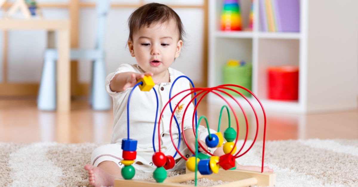 Kleinkind spielt in Kinderzimmer