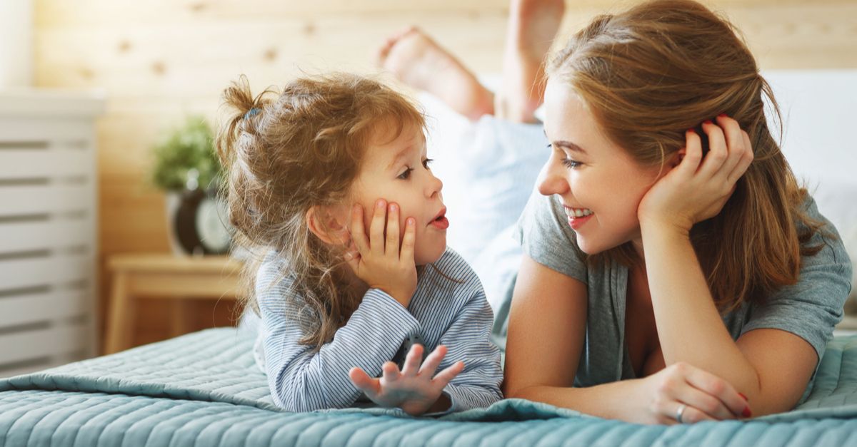 mutter redet mit tochter