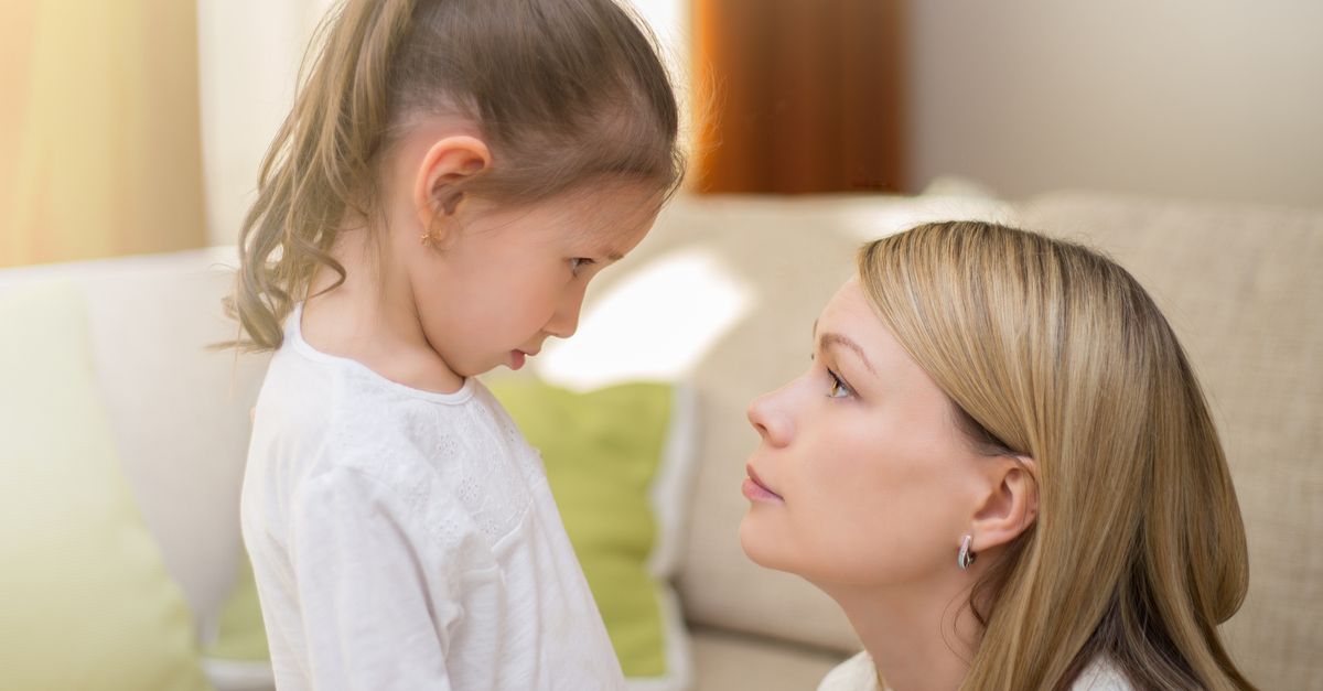 mädchen traurig mutter tröstet