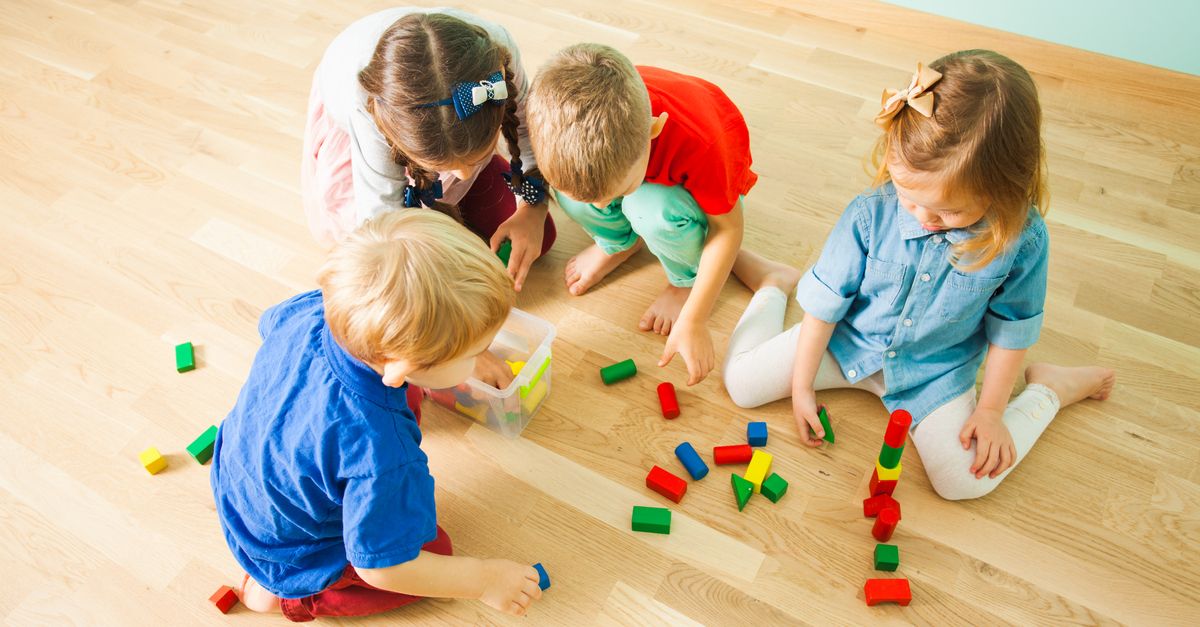 Kinder spielen Bauklötze