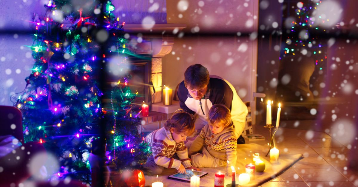 familie unter dem christbaum