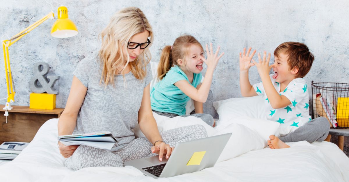 Mama arbeitet am Laptop Kinder spielen