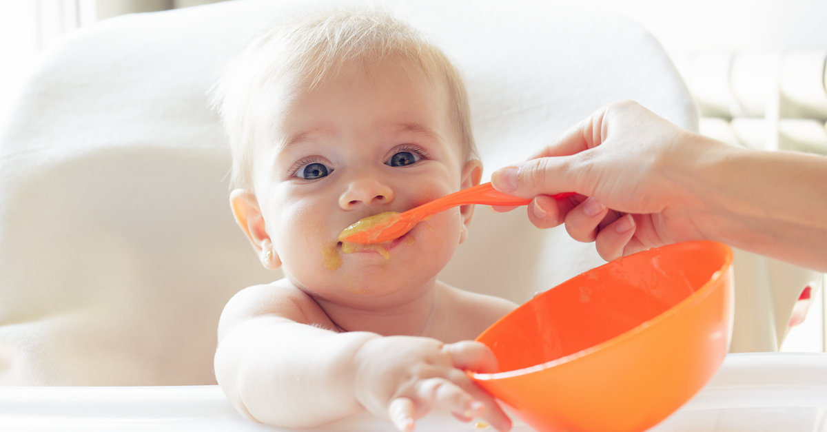 Baby wird gefüttert