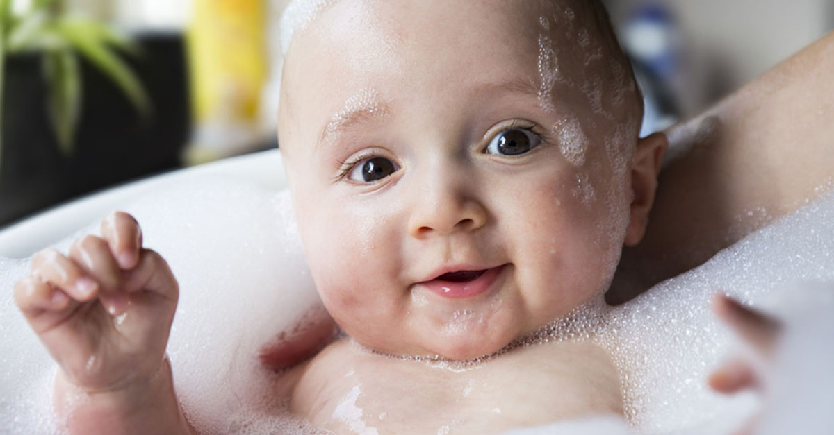 Ein Baby baden und wickeln