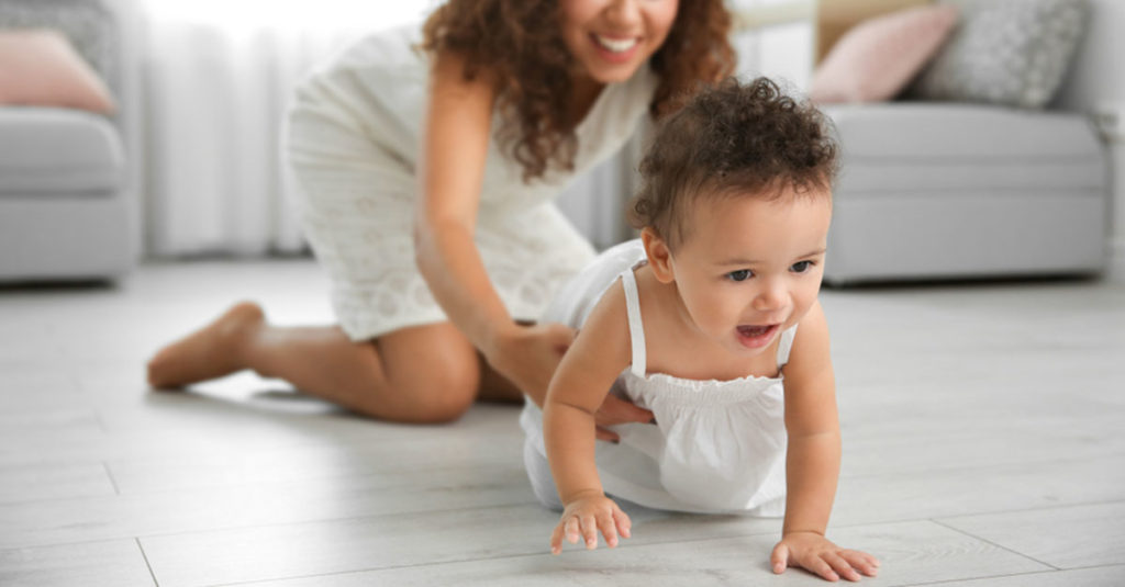 Wann fängt mein Baby an zu krabbeln?