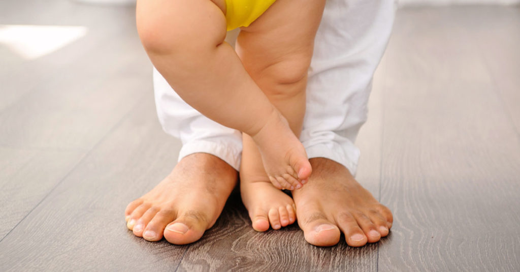 Ab wann kann ein Baby stehen?