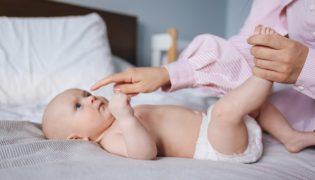 Mit dem Baby unterwegs: Das gehört in die Wickeltasche