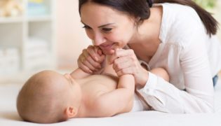 Baby-Massage als Hilfe beim Einschlafen