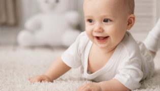 Wann beginnt ein Baby zu krabbeln?