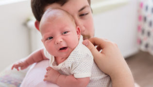 Bäuerchen beim Baby