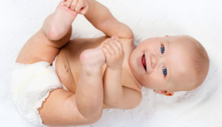 Reinigung des Genitalbereichs beim Baby