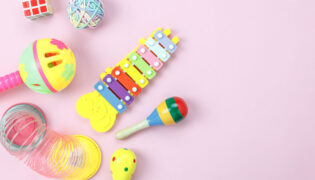 Wo finde ich passendes Spielzeug für mein Baby?