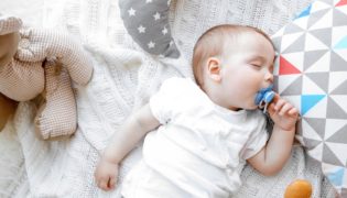 Wie viel schläft ein Baby im 6. Monat?