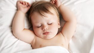Wie viel schläft ein Baby im 11. Monat?