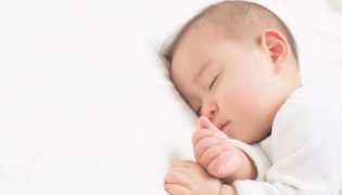 Wie viel schläft ein Baby im 8. Monat?