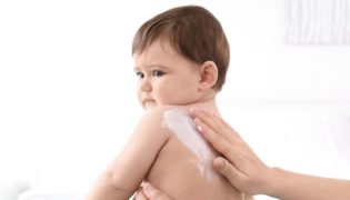 Trockene Haut beim Baby: Das hilft!